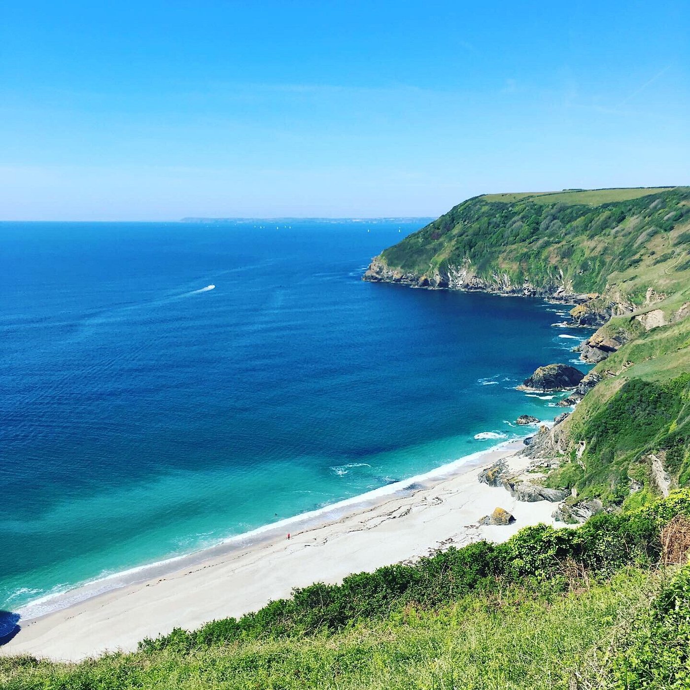 Lansallos-Beach-cove-cornwall